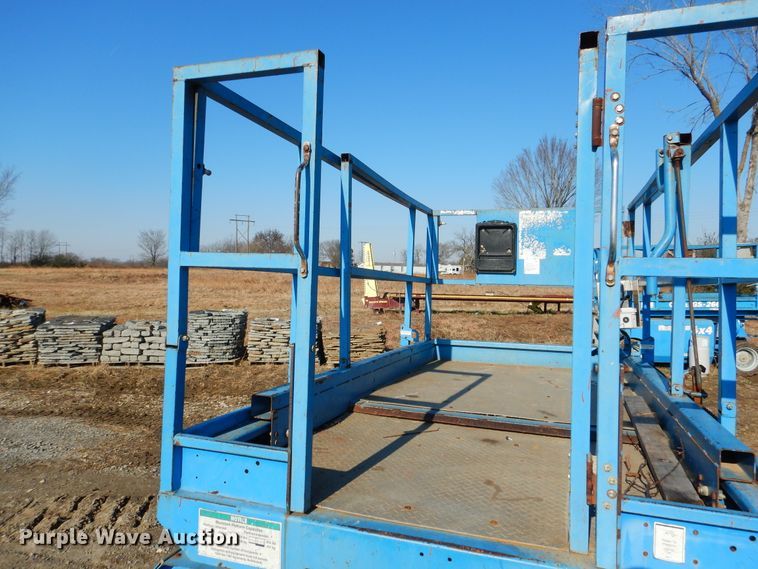 image for item DE4075 2001 Genie GS-2668RT scissor lift