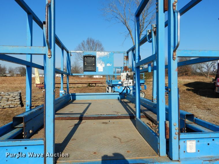 image for item DE4075 2001 Genie GS-2668RT scissor lift