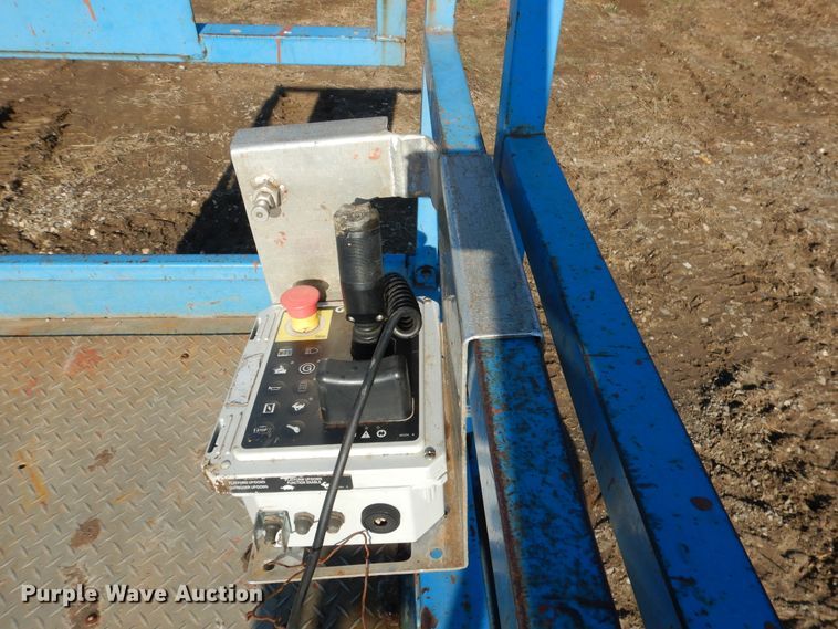 image for item DE4075 2001 Genie GS-2668RT scissor lift