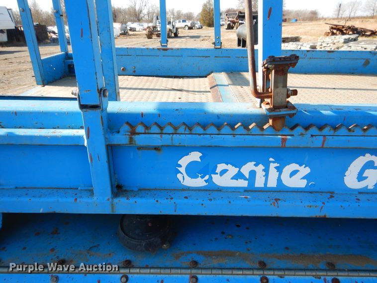 image for item DE4075 2001 Genie GS-2668RT scissor lift