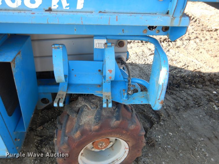 image for item DE4075 2001 Genie GS-2668RT scissor lift