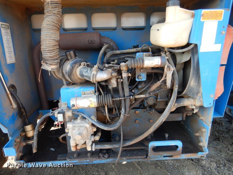 image for item DE4075 2001 Genie GS-2668RT scissor lift