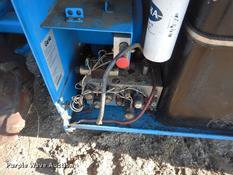 image for item DE4075 2001 Genie GS-2668RT scissor lift