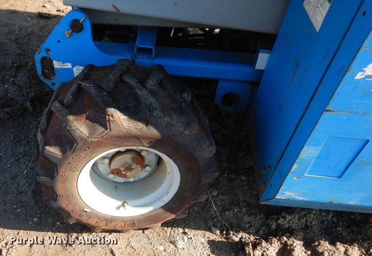 image for item DE4075 2001 Genie GS-2668RT scissor lift