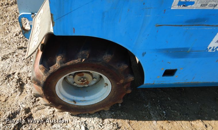 image for item DE4075 2001 Genie GS-2668RT scissor lift