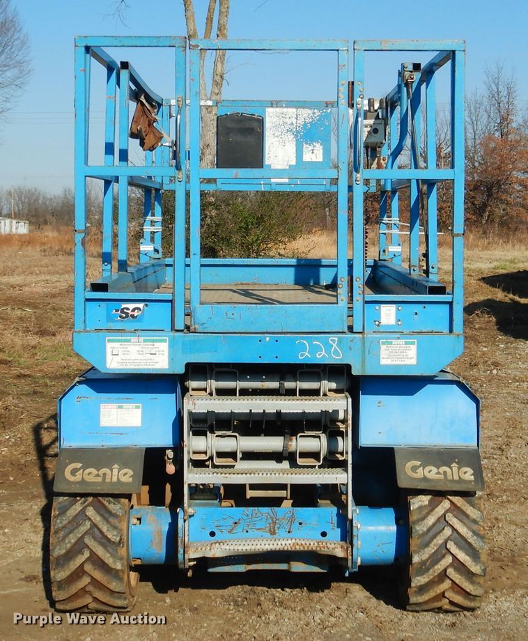 image for item DE4077 2002 Genie GS-2668RT scissor lift