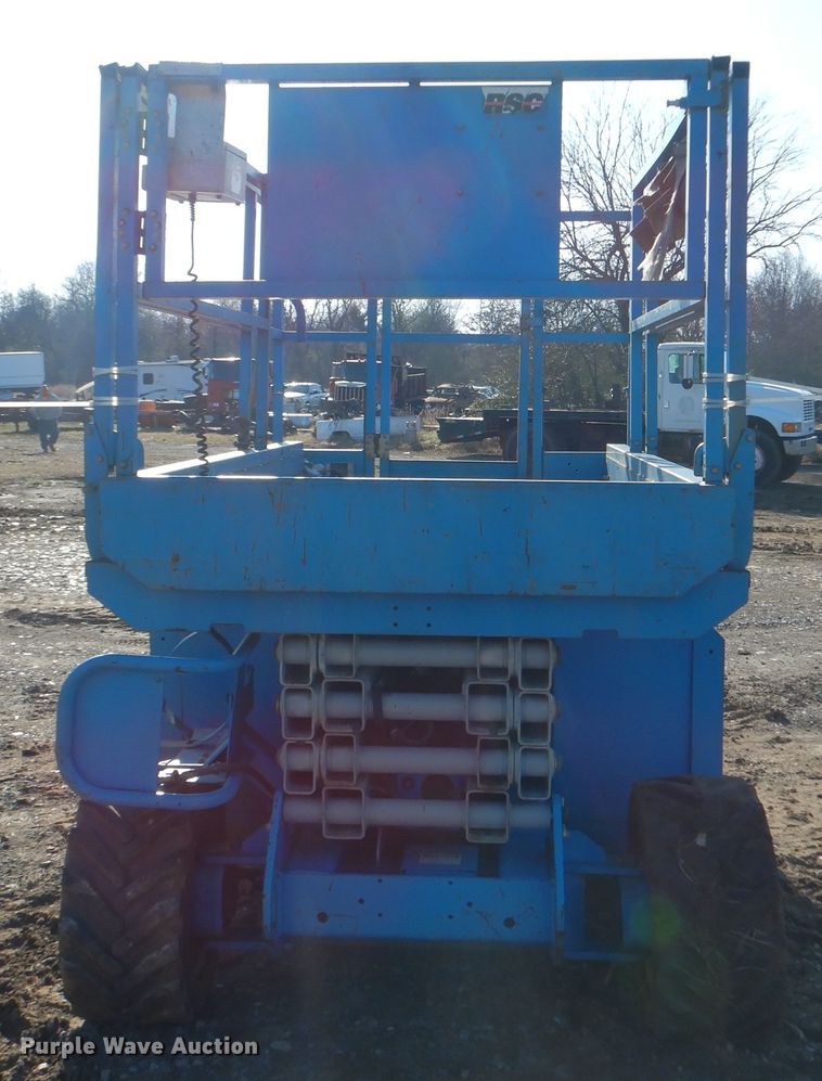 image for item DE4077 2002 Genie GS-2668RT scissor lift