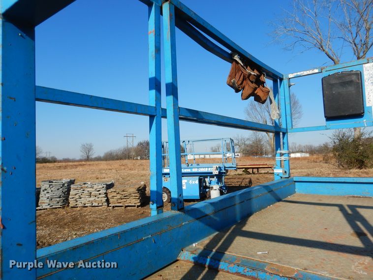 image for item DE4077 2002 Genie GS-2668RT scissor lift