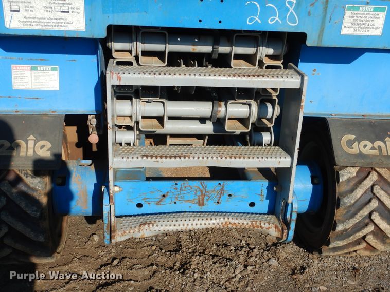 image for item DE4077 2002 Genie GS-2668RT scissor lift