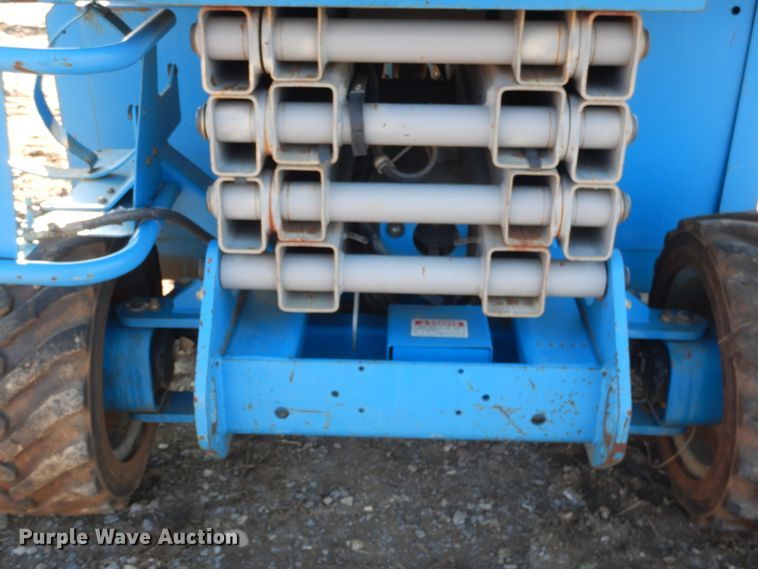 image for item DE4077 2002 Genie GS-2668RT scissor lift