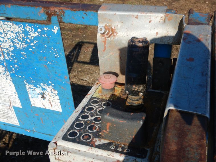 image for item DE4077 2002 Genie GS-2668RT scissor lift