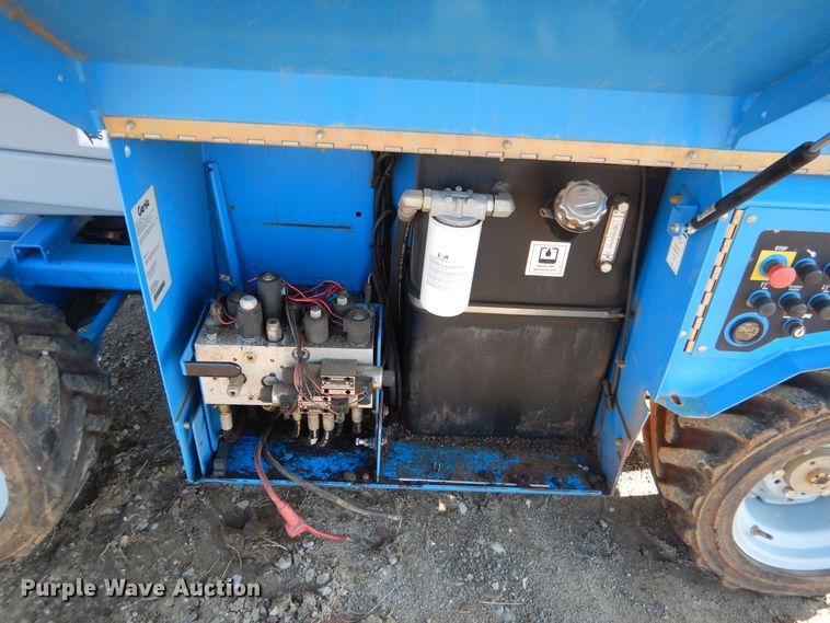 image for item DE4077 2002 Genie GS-2668RT scissor lift