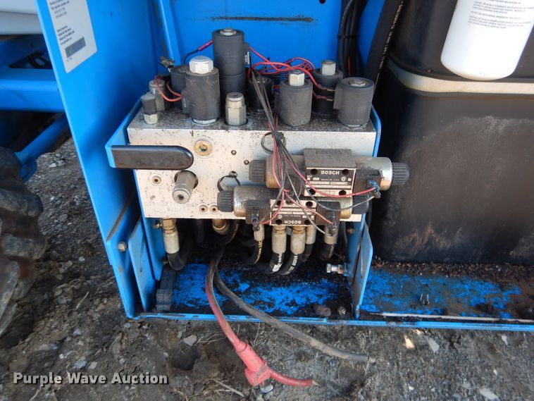 image for item DE4077 2002 Genie GS-2668RT scissor lift