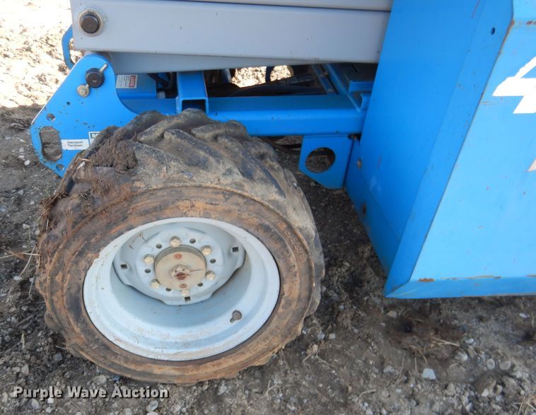 image for item DE4077 2002 Genie GS-2668RT scissor lift