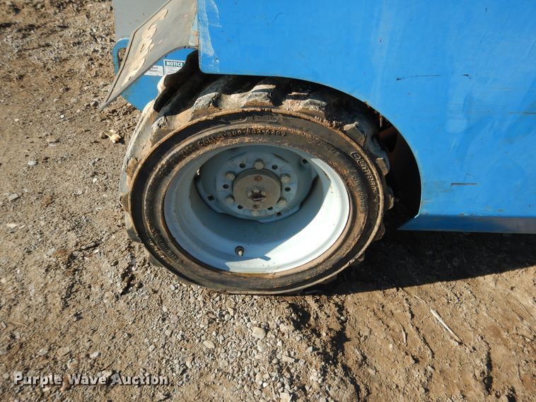 image for item DE4077 2002 Genie GS-2668RT scissor lift