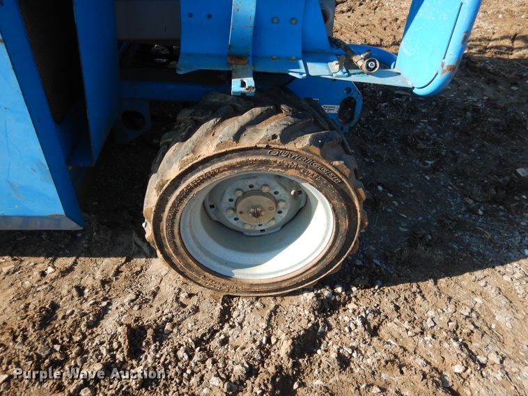 image for item DE4077 2002 Genie GS-2668RT scissor lift