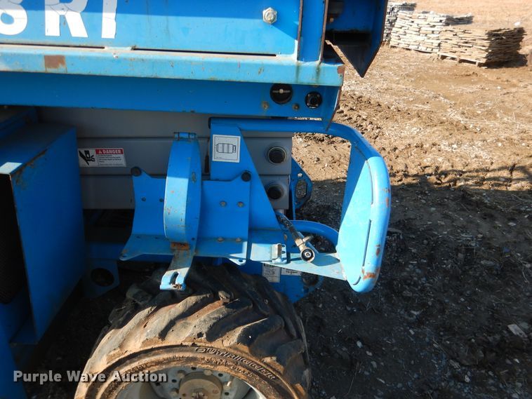 image for item DE4077 2002 Genie GS-2668RT scissor lift