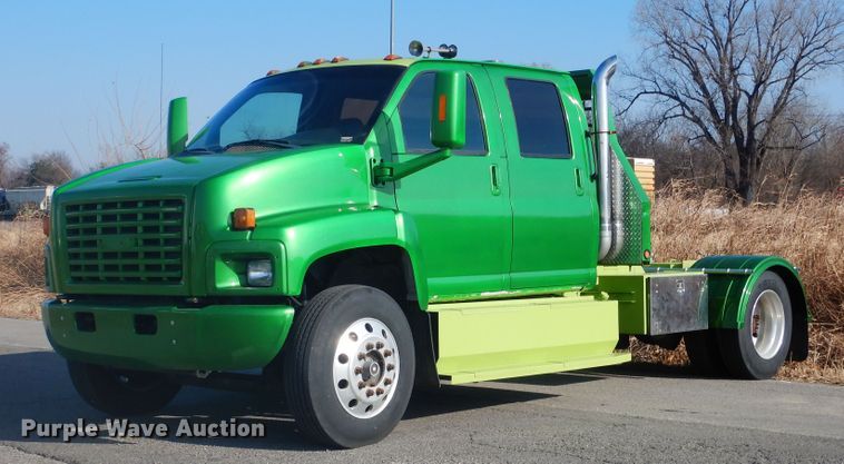 image for item DE4082 2006 GMC C7500 Crew Cab truck