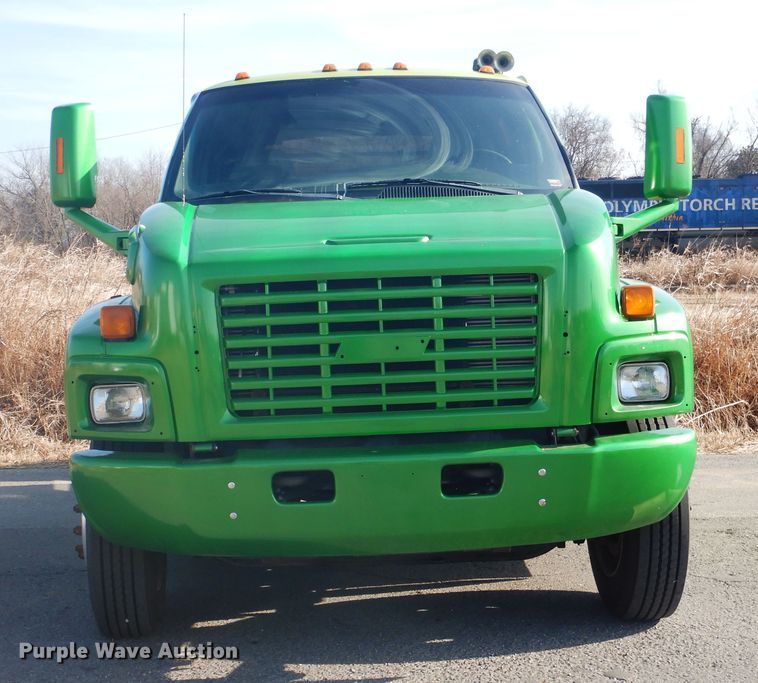 image for item DE4082 2006 GMC C7500 Crew Cab truck