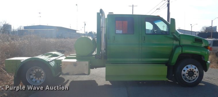 image for item DE4082 2006 GMC C7500 Crew Cab truck