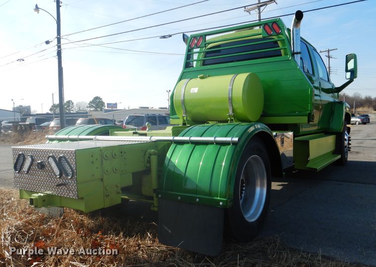 image for item DE4082 2006 GMC C7500 Crew Cab truck