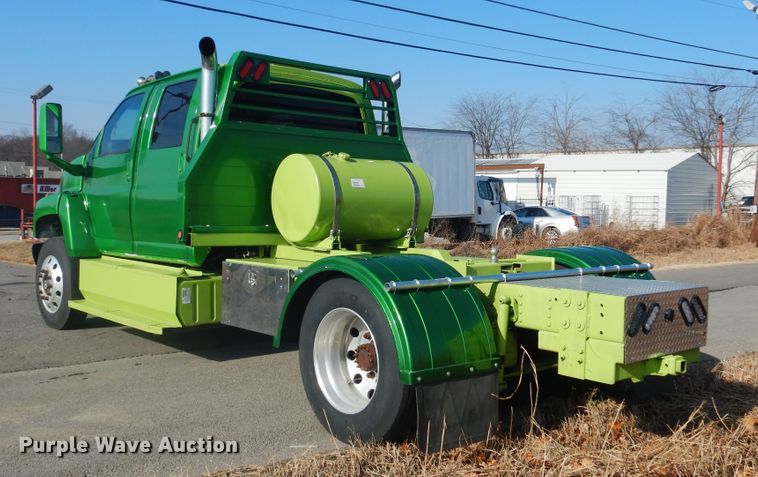 image for item DE4082 2006 GMC C7500 Crew Cab truck