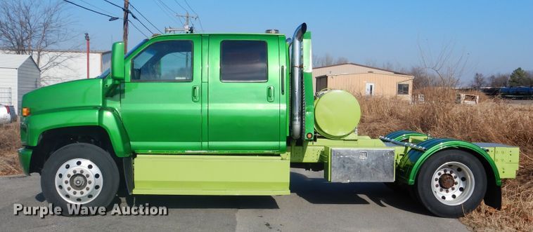 image for item DE4082 2006 GMC C7500 Crew Cab truck