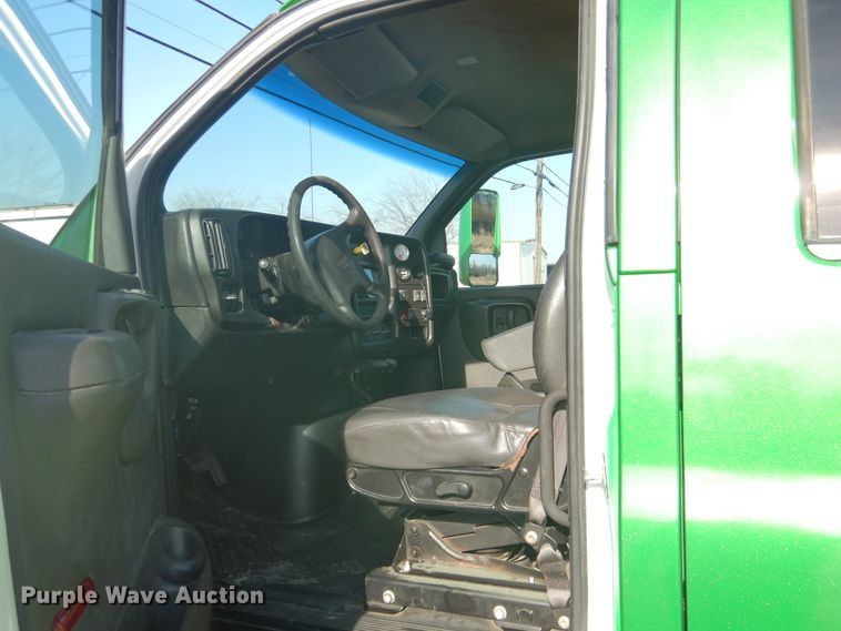 image for item DE4082 2006 GMC C7500 Crew Cab truck