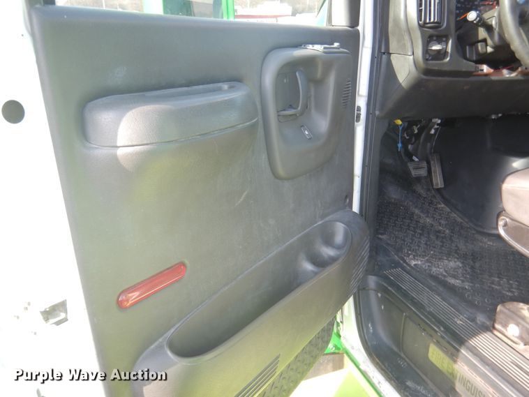 image for item DE4082 2006 GMC C7500 Crew Cab truck