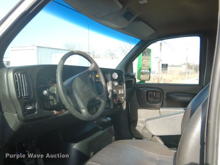 image for item DE4082 2006 GMC C7500 Crew Cab truck