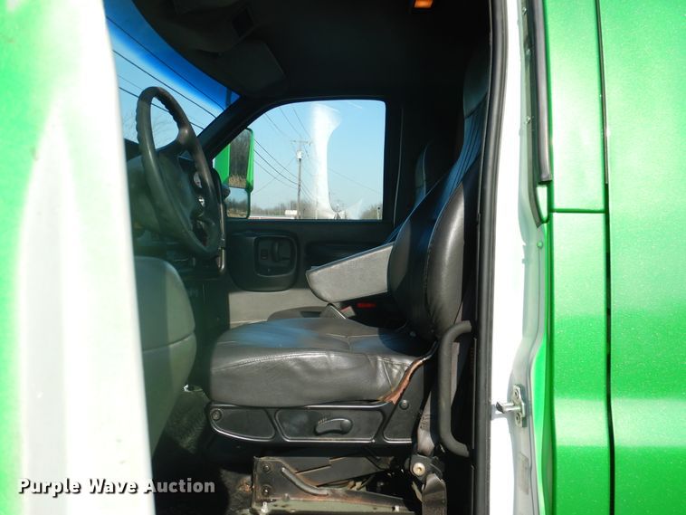 image for item DE4082 2006 GMC C7500 Crew Cab truck