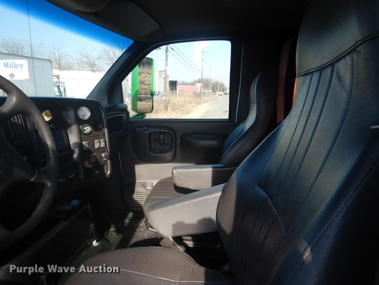 image for item DE4082 2006 GMC C7500 Crew Cab truck