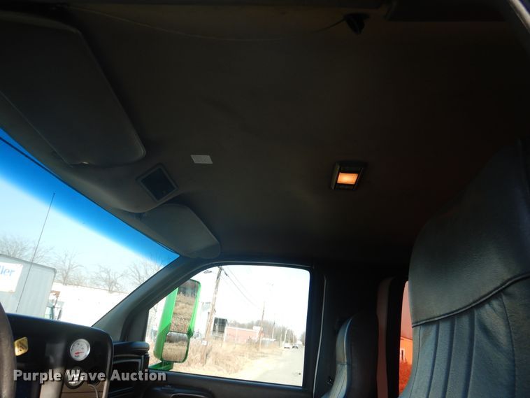 image for item DE4082 2006 GMC C7500 Crew Cab truck