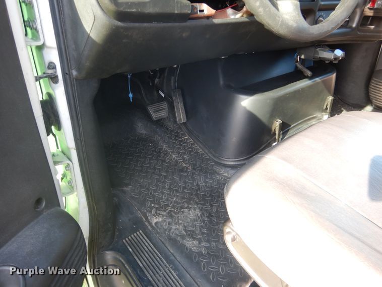 image for item DE4082 2006 GMC C7500 Crew Cab truck