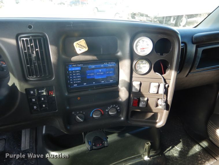 image for item DE4082 2006 GMC C7500 Crew Cab truck