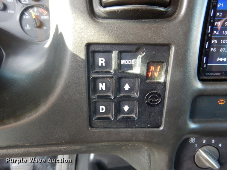 image for item DE4082 2006 GMC C7500 Crew Cab truck