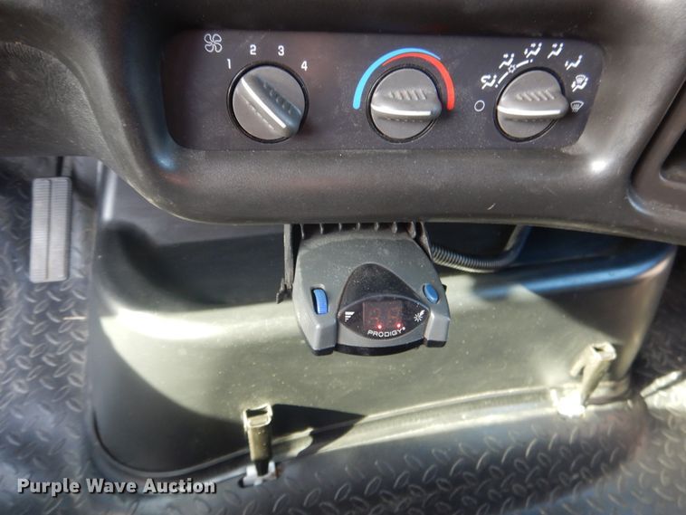 image for item DE4082 2006 GMC C7500 Crew Cab truck