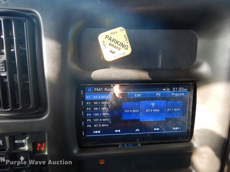 image for item DE4082 2006 GMC C7500 Crew Cab truck