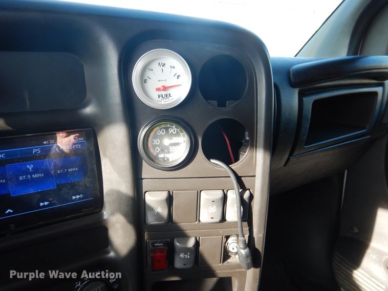 image for item DE4082 2006 GMC C7500 Crew Cab truck