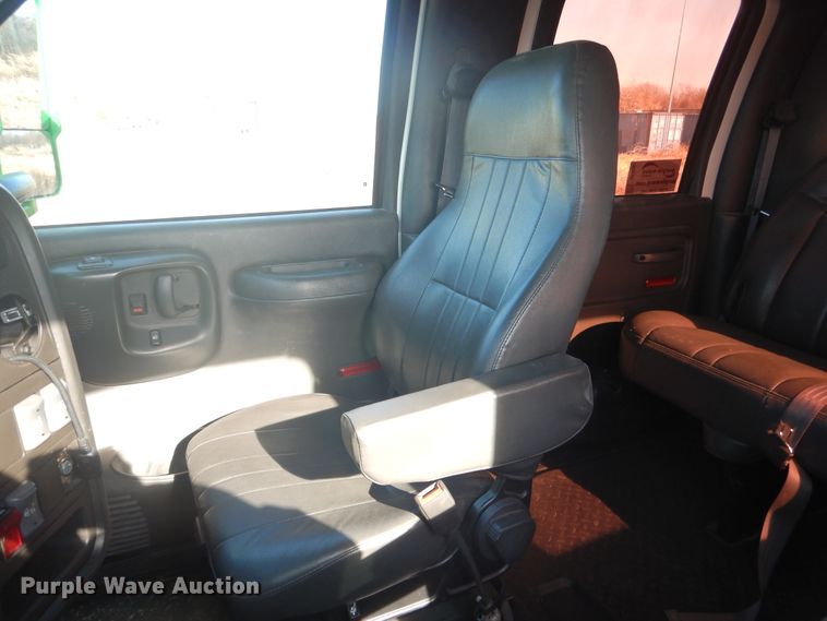 image for item DE4082 2006 GMC C7500 Crew Cab truck