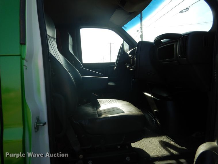 image for item DE4082 2006 GMC C7500 Crew Cab truck