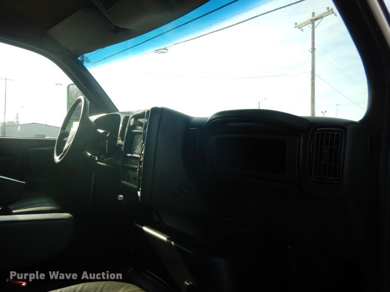 image for item DE4082 2006 GMC C7500 Crew Cab truck