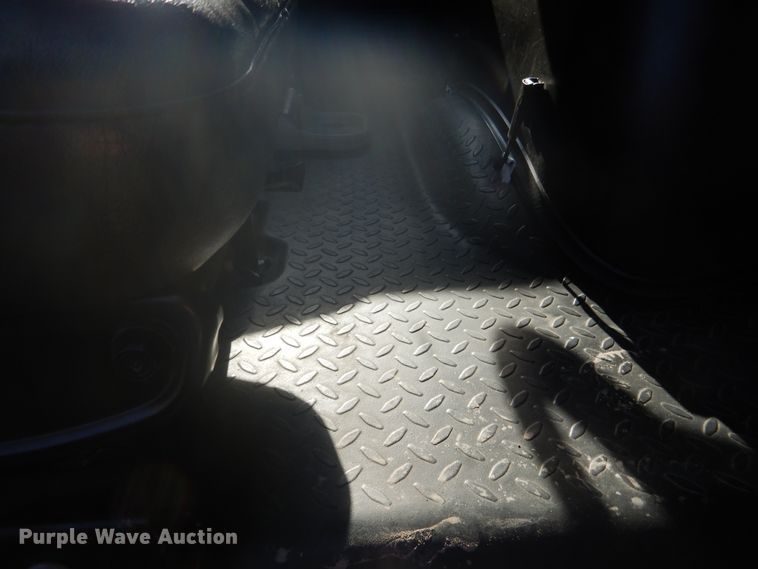 image for item DE4082 2006 GMC C7500 Crew Cab truck