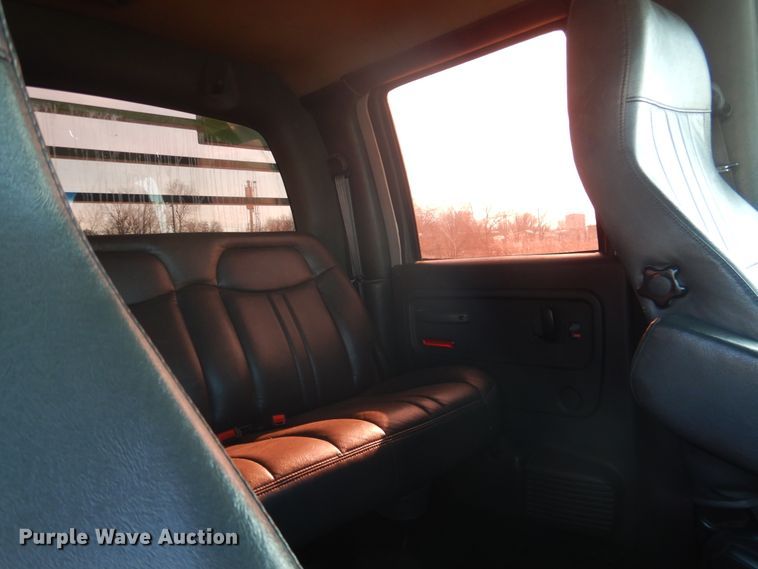 image for item DE4082 2006 GMC C7500 Crew Cab truck