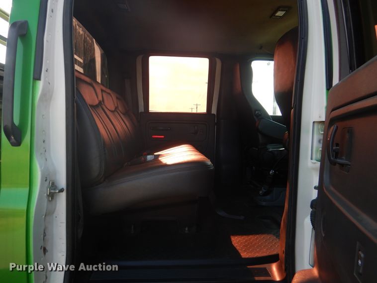 image for item DE4082 2006 GMC C7500 Crew Cab truck