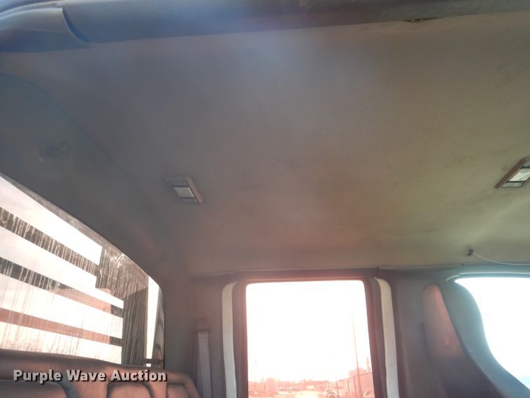 image for item DE4082 2006 GMC C7500 Crew Cab truck