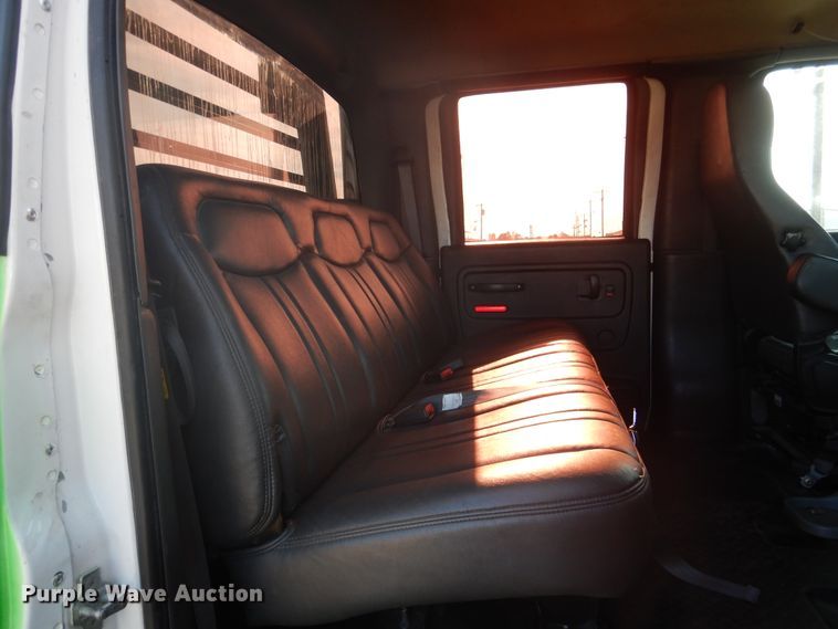 image for item DE4082 2006 GMC C7500 Crew Cab truck