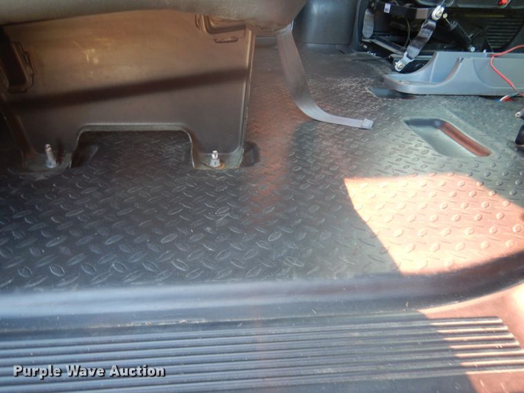 image for item DE4082 2006 GMC C7500 Crew Cab truck