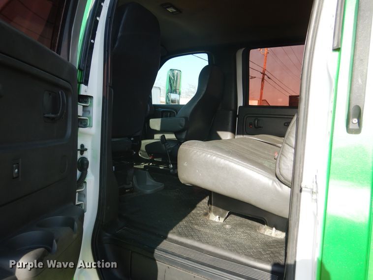 image for item DE4082 2006 GMC C7500 Crew Cab truck