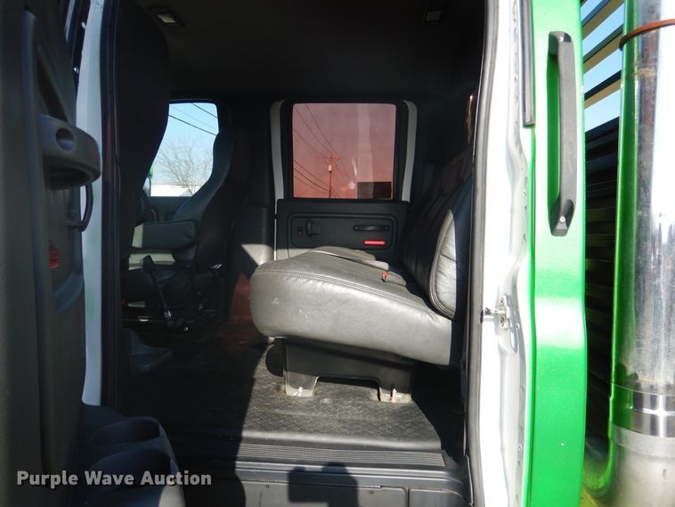 image for item DE4082 2006 GMC C7500 Crew Cab truck